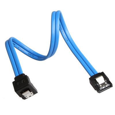 Cavo pratico blu di SATA 3 6GB S con la chiusura del fermo a chiave diritto ad una spina da 90 gradi
